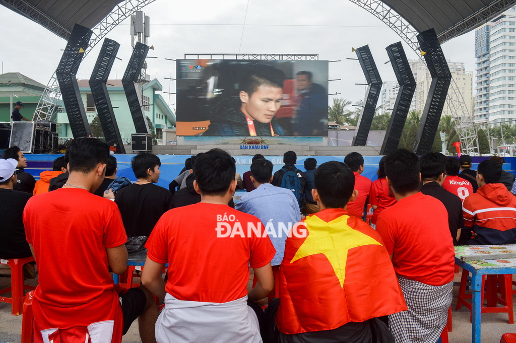 Hundreds watching the Vietnamese team on the big screen at the park