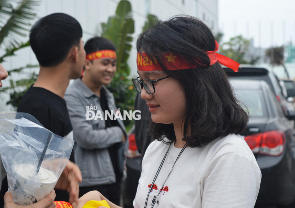 Fans with eye-catching cheer headbands