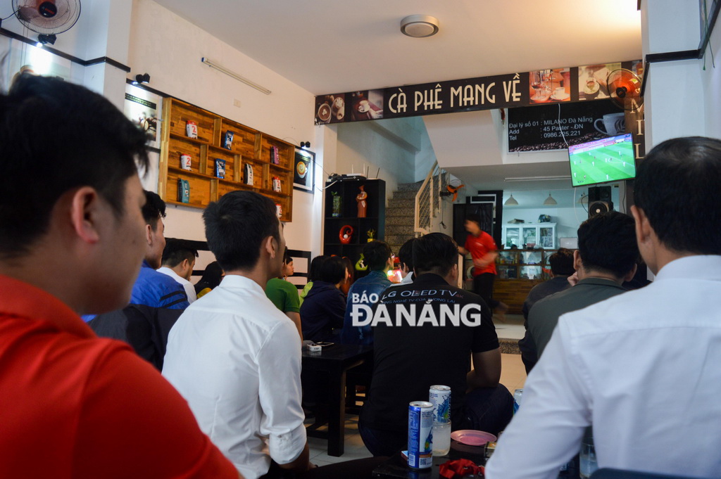 A local coffee shop enlivened with football lovers