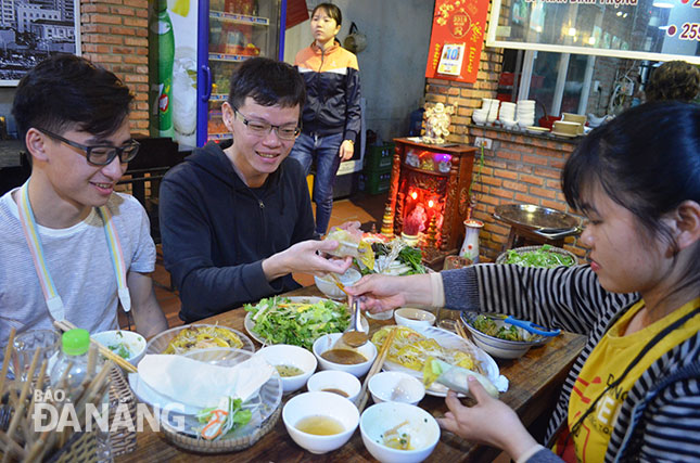 Jyun Yi và Wilson Law học cách cuốn bánh xèo trong chuyến đi trải nghiệm ẩm thực Đà Nẵng. 