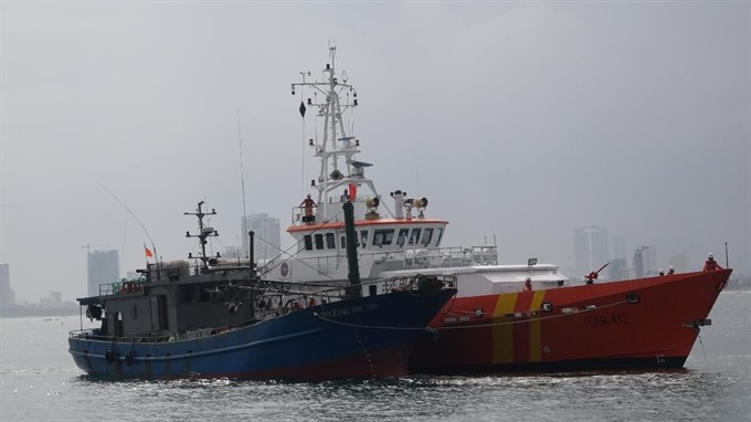 To rescue: A rescue ship from Đà Nẵng tows a fishing boat from Quảng Bình to port.— Photo courtesy of MRCC2 Read more at http://vietnamnews.vn/society/421713/another-11-seamen-saved-at-sea.html#uUfX2o2C8cWADcgL.99