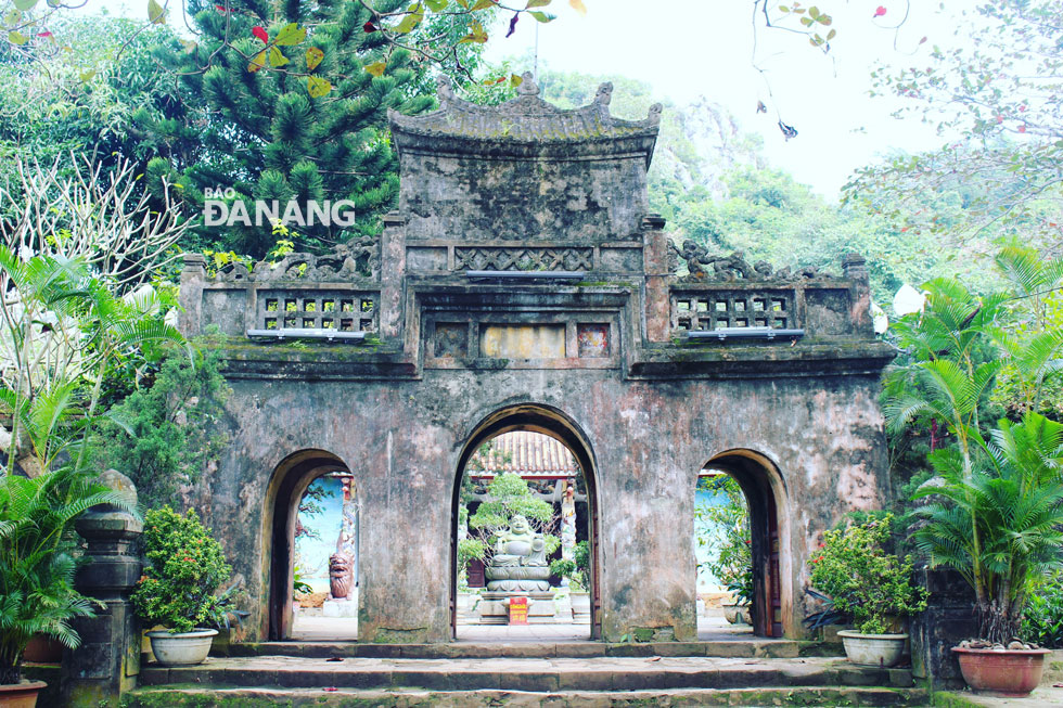 Cổng chùa Tam Thai cổ kính, mang vẻ đẹp thanh tịnh, bình yên. Ảnh: NGỌC HÀ