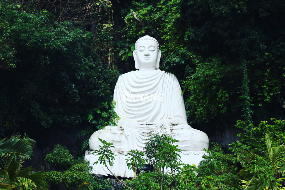 Bức tượng Phật A Di Đà uy nghiệm tại khuôn viên chùa Linh Ứng Non Nước