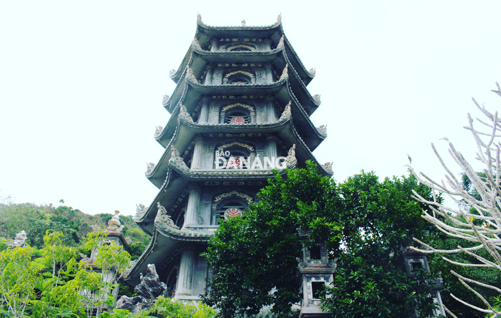 Tháp Xá Lợi tại chùa Linh Ứng Non Nước được xem là tháp Xá Lợi thờ nhiều tượng Phật bằng đá nhất Việt Nam