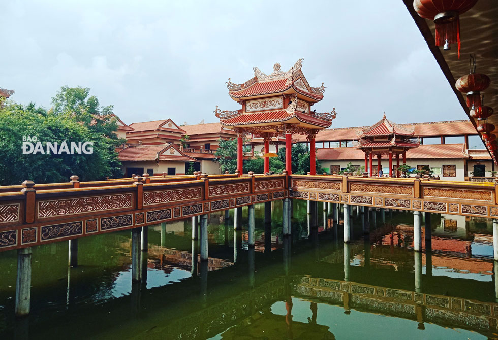 Nam Sơn nổi bật với những cây cầu dài, dưới là hồ nước xanh bao quanh mọi ngóc ngách dẫn vào ngôi chùa.