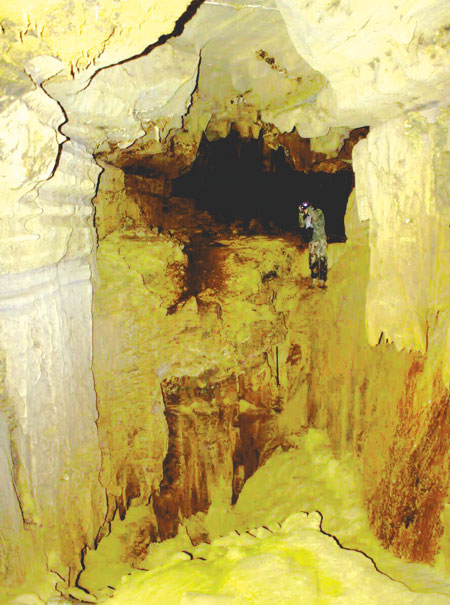 Bên trong hang động Prazoong.
