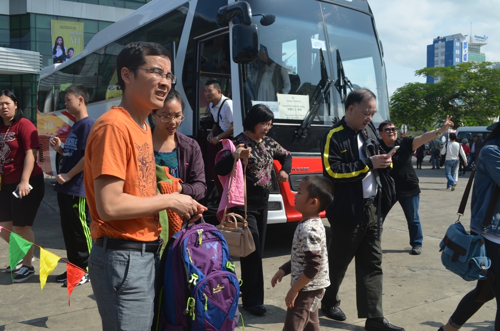 Sau khi rời xe buýt trung chuyển, du khách sẽ bắt đầu hành trình khám phá thành phố biển Đà Nẵng.