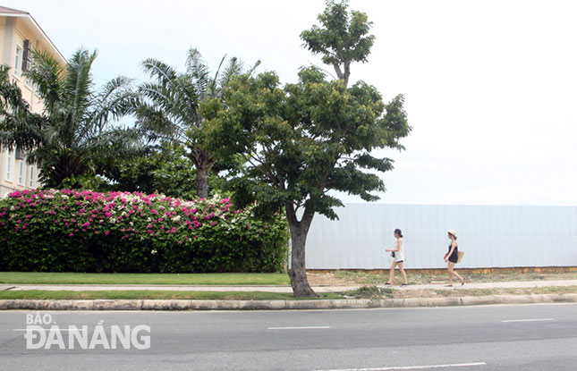 Coastal resorts along Truong Sa Street fenced off with metal sheeting