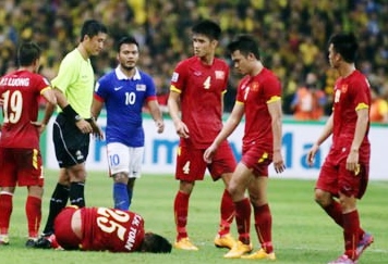 Trọng tài Ma Ning điều khiển trận tuyển Việt Nam gặp Malaysia ở bán kết lượt đi AFF Cup 2014.