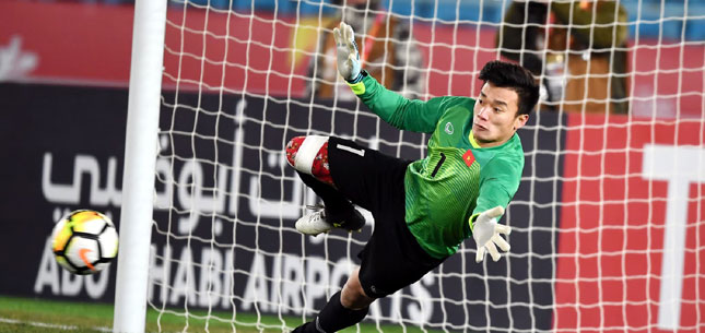 Với sự xuất sắc của thủ môn Bùi Tiến Dũng, U23 Việt Nam đang hy vọng sẽ tiếp tục lập kỳ tích trước U23 Uzbekistan ở trận chung kết chiều nay.                   Ảnh: AFC