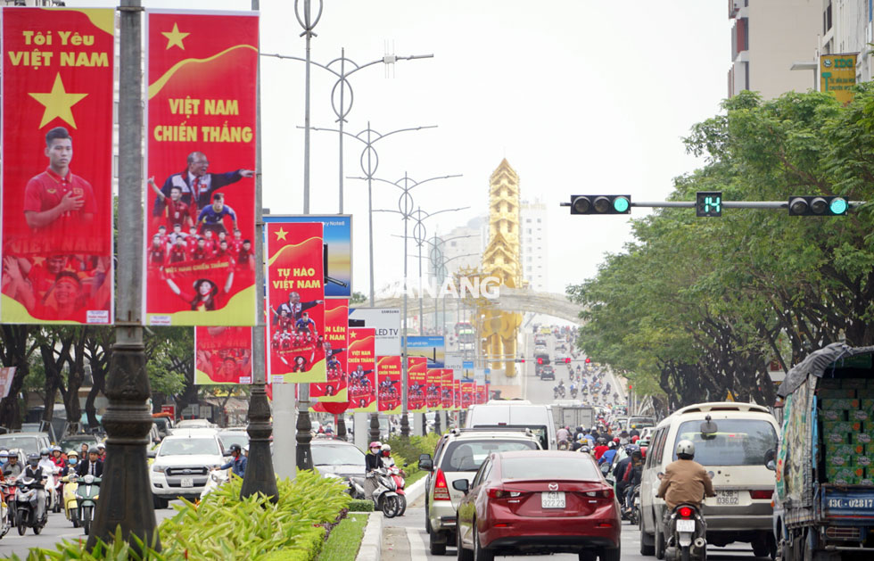 Đường phố Đà Nẵng rực rỡ trước giờ trận chung kết lịch sử giữa hai đội tuyển U23 Việt Nam - U23 Uzbekistan khai màn.