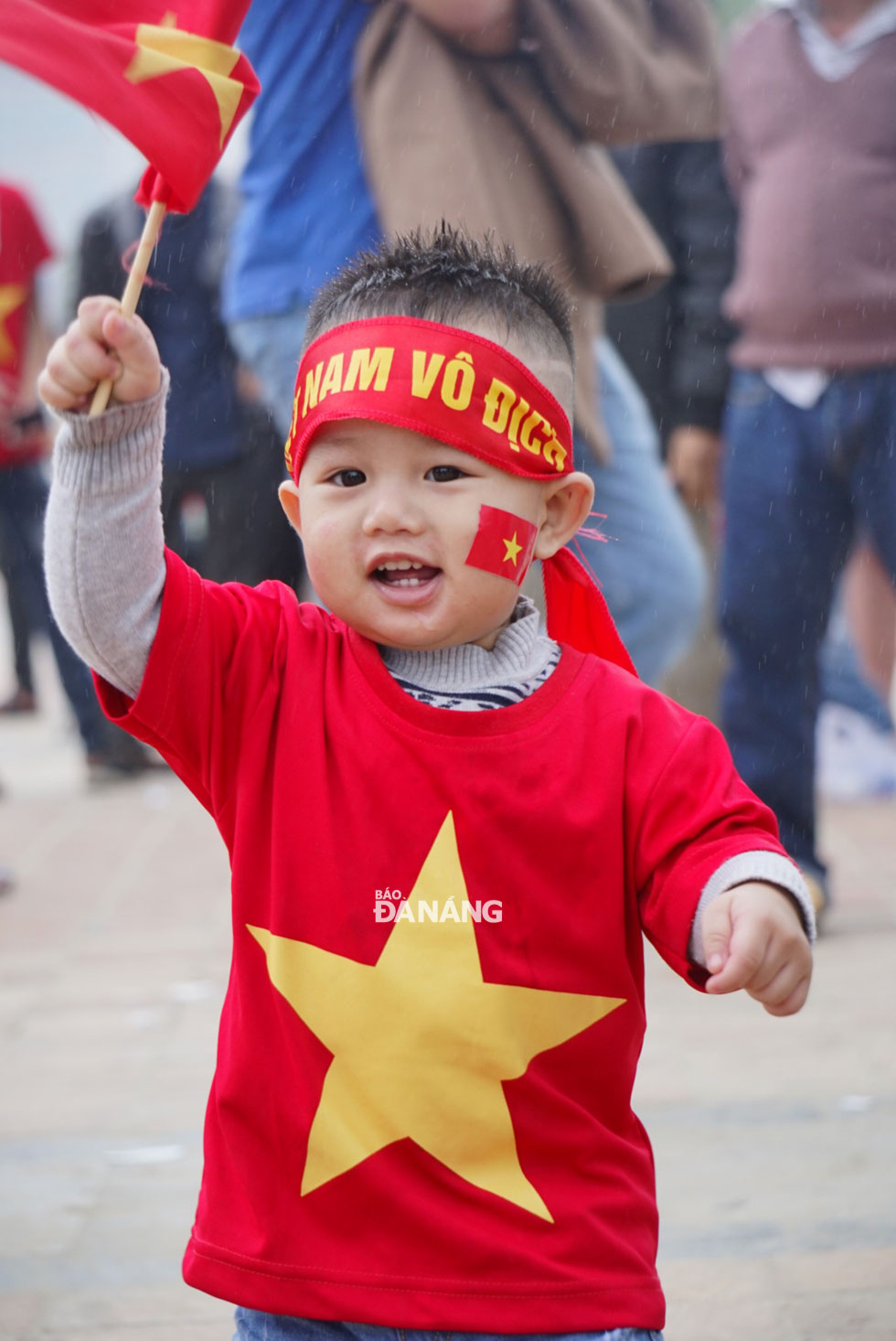 Một cổ động viên nhí ăn mừng bàn thắng của U23 Việt Nam