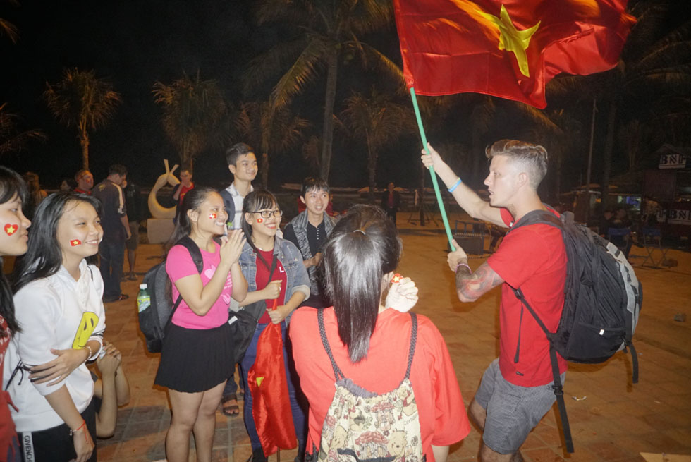 Thấy mấy bạn nữa ni buồn, bạn Tây ni tiến đến phất cờ và nói Ko sao đâu, tôi yêu Việt Nam