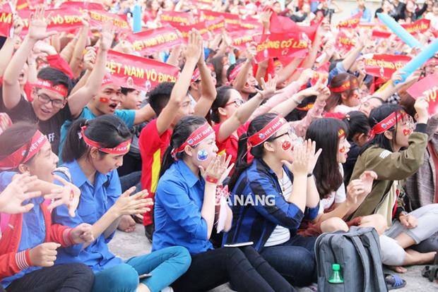  Fans with eye-catching cheer headbands (Photo: Thanh Tinh)