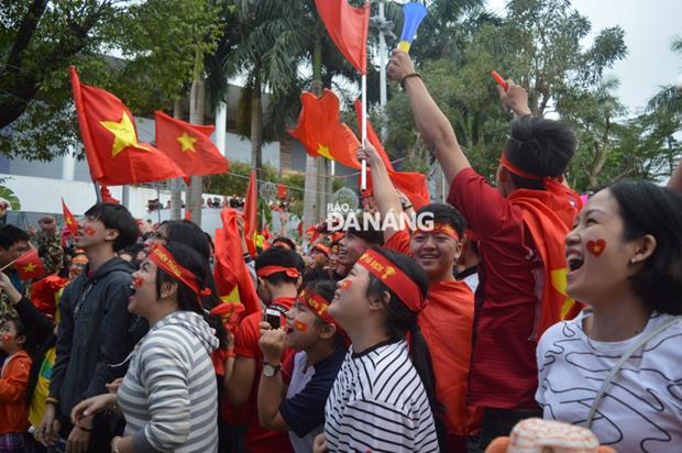 A local entertainment place crowded with local fans waving the Vietnamese flag to cheer on the Vietnamese ‘warriors’ (Photo: Xuan Son)