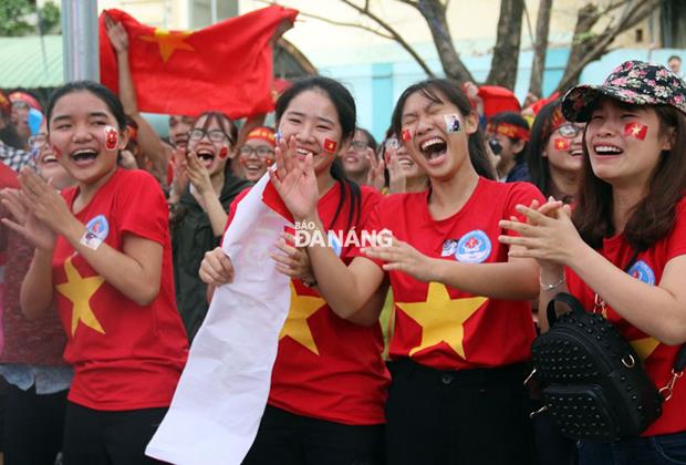 Students at the city’s Technical University of Medicine and Pharmacy cannot hide their happiness after a stunning free kick into the top-left corner by Nguyen Quang Hai (Photo: Thanh Tinh)