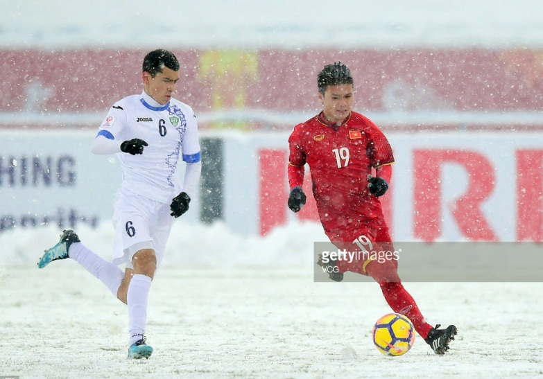 Vietnamese (in white) and Qatari players during the semifinal thriller 