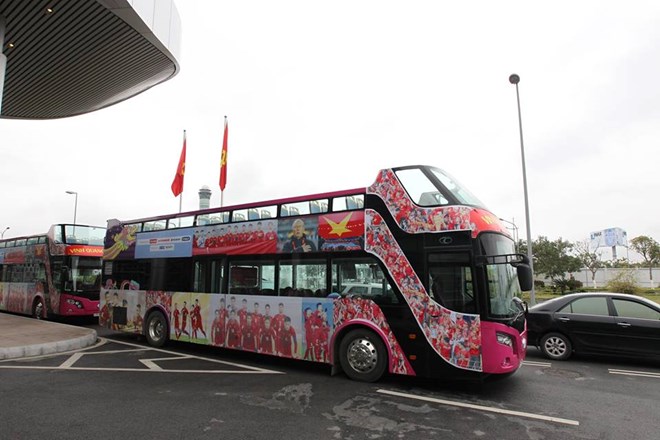 Hai chiếc xe buýt mui trần sẵn sàng trước giờ lăn bánh. (Ảnh: Minh Sơn/Vietnam+)