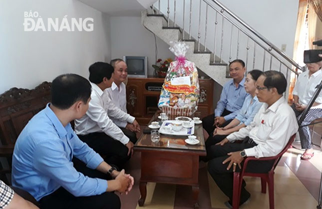 Lãnh đạo thành phố, quận Hải Châu và phường Thanh Bình thăm và tặng quà Tết cho gia đình ông Hồ Ngọc Trí.