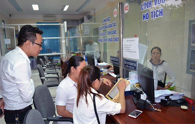 Người dân khi đến giao dịch tại UBND phường Hòa Thuận Tây được hướng dẫn để thực hiện các thủ tục liên thông trong cải cách hành chính.