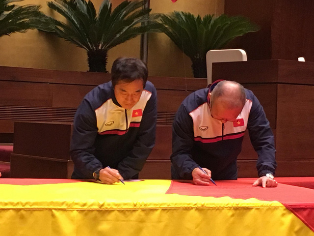 Huấn luyện viên Park Hang Seo ký lên lá cờ