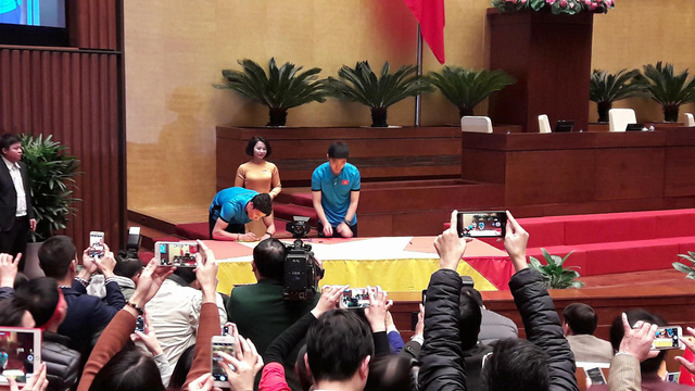 Đội trưởng Lương Xuân Trường cùng thủ môn Bùi Tiến Dũng ký lên lá cờ