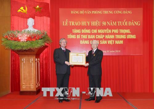 Thay mặt Bộ Chính trị, Ban Bí thư, đồng chí Trần Quốc Vượng trao Huy hiệu 50 năm tuổi Đảng tặng đồng chí Nguyễn Phú Trọng, Tổng Bí thư Ban Chấp hành Trung ương Đảng Cộng sản Việt Nam