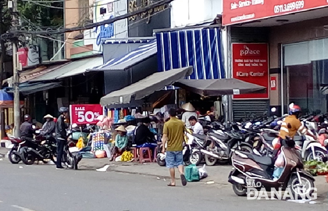 Việc buôn bán lấn chiếm vỉa hè trên đường Võ Văn Tần thường xảy ra khi không có mặt lực lượng chức năng.							  Ảnh: ĐẮC MẠNH 