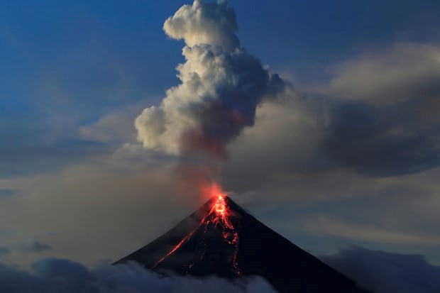 Lava flows from the crater of Mount Mayon volcano (Photo: Reuters)