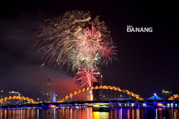 A wonderful fireworks display (Photp: Minh Tri)