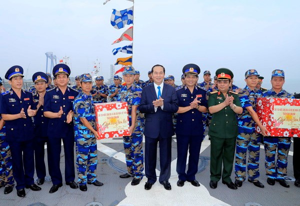 Chủ tịch nước Trần Đại Quang chúc Tết, tặng quà cho cán bộ, chiến sỹ tàu tuần duyên Hamilton. (Ảnh: Nhan Sáng/TTXVN)
