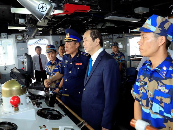 Chủ tịch nước Trần Đại Quang tham quan tàu tuần duyên Hamilton. (Ảnh: Nhan Sáng/TTXVN)