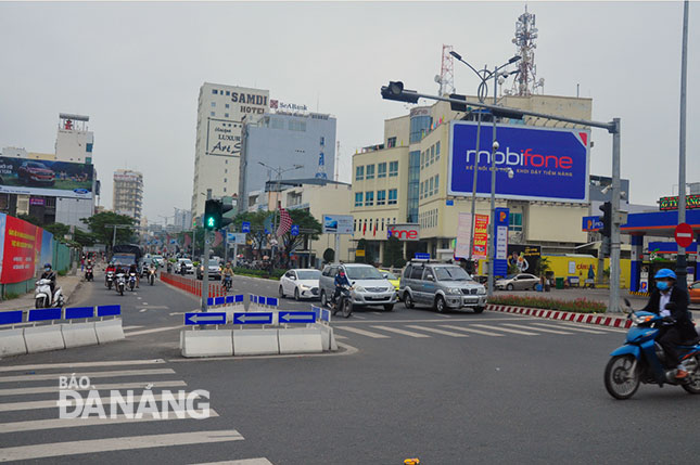 Sự phân làn hợp lý đã giảm tình trạng ùn tắc giao thông ở các nút giao xung đột cao.  Trong ảnh: Nút giao thông Nguyễn Văn Linh - Nguyễn Tri Phương.