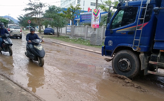 Bùn ngập trên đường Âu Cơ (đoạn từ ngã ba Lạc Long Quân - Âu Cơ - đường số 4 Khu công nghiệp Hòa Khánh đến Trung tâm giới thiệu việc làm). 