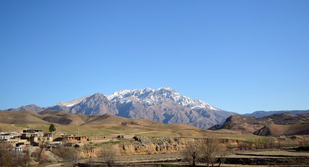 Máy bay chở khách Iran đâm xuống núi, 66 người thiệt mạng