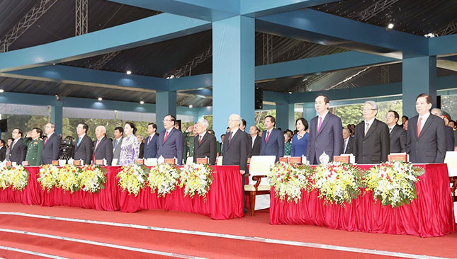 Các đồng chí lãnh đạo, nguyên lãnh đạo Đảng, Nhà nước và các đại biểu thực hiện nghi lễ chào cờ tại lễ kỷ niệm.      Ảnh: TTXVN