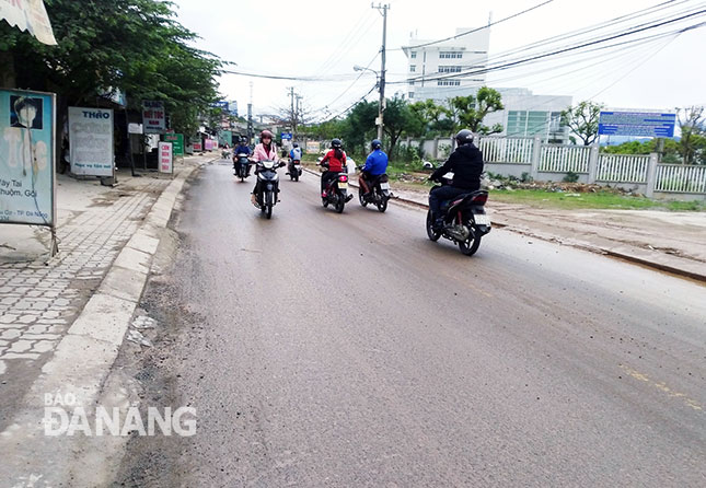 Đoạn đường từ ngã ba Lạc Long Quân - Âu Cơ - đường số 4 Khu công nghiệp Hòa Khánh đến Trung tâm Giới thiệu việc làm thành phố đã được dọn dẹp vào ngày 31-1.  Ảnh: MINH SƠN