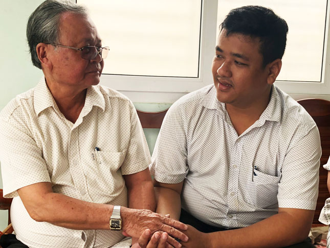 Ông Hồ Văn Quế, Bí thư Chi bộ 28 Mỹ Đa Đông (bên trái) động viên đảng viên trẻ Huỳnh Ngọc Sơn luôn rèn luyện để trưởng thành hơn trong công việc, trở thành đảng viên gương mẫu.