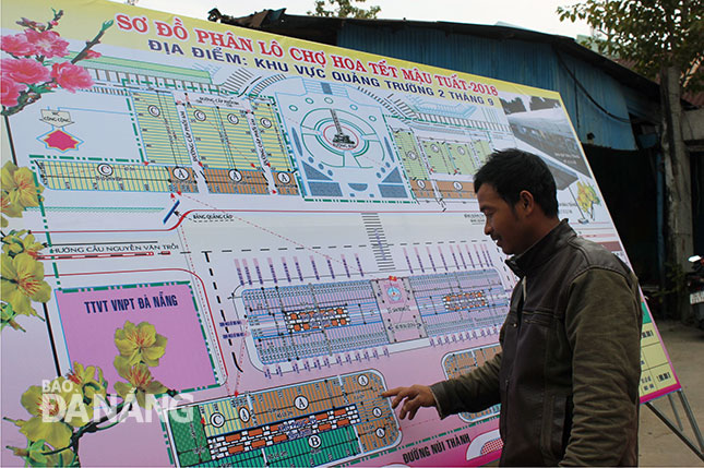 A local trader seeing the outline of stall classification instructions for the 2018 Spring Flower Market the 29 March Square 