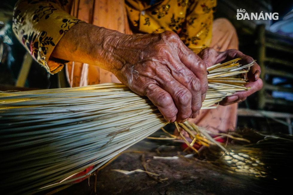 Đã bước sang tuổi 80, nhưng đôi tay bà Đào vẫn rất nhanh nhẹn bên những sợi cói sợi lạt. Ảnh: