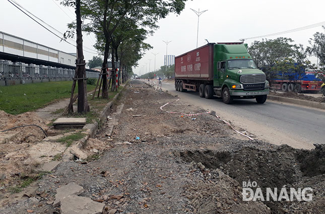 Sau khi đào đường lên, đơn vị thi công không thực hiện tiếp việc sửa chữa đường. (Ảnh chụp ngày 21-1 tại tuyến đường số 2 KCN Hòa Khánh)