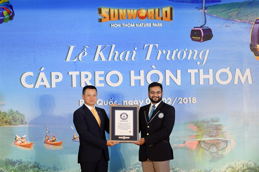 Tổ chức Guinness trao chứng nhận cáp treo dài nhất thế giới cho cáp treo Hòn Thơm.
