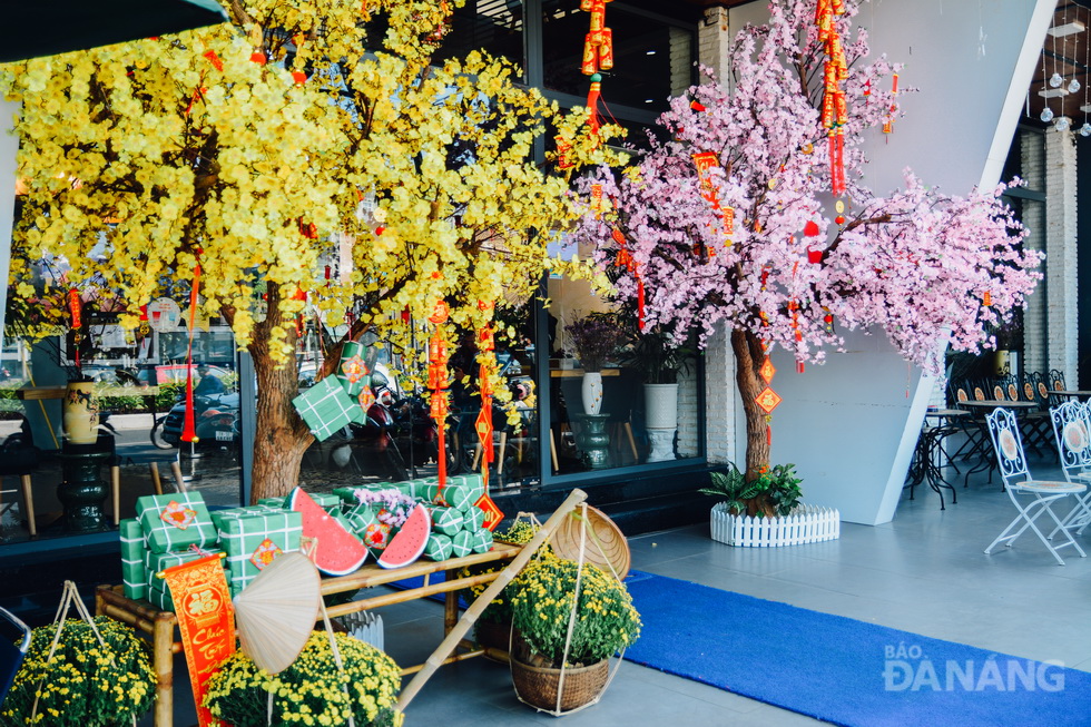 Không gian Tết tại một cửa hàng trên đường Nguyễn Văn Linh với hoa mai, hoa đào, bánh chưng xanh,...