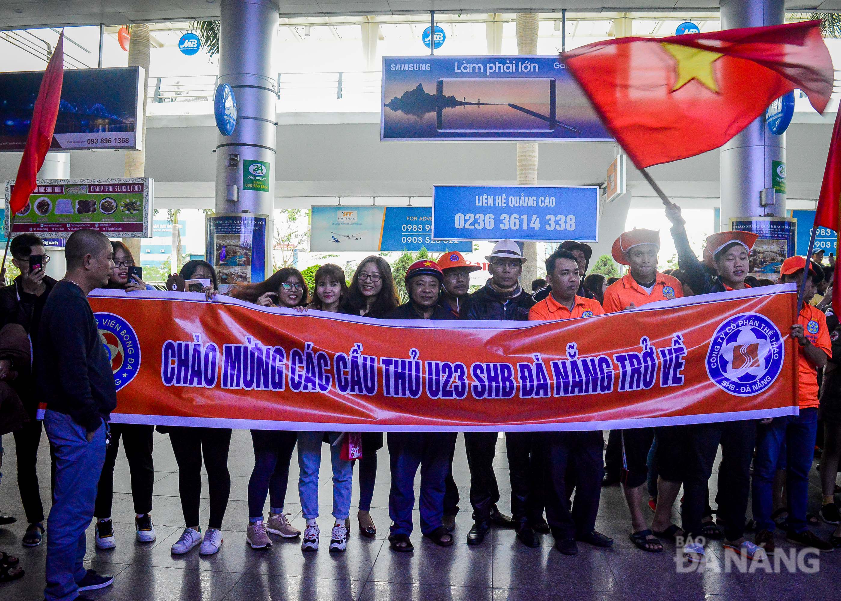 Hội cổ động viên Câu lạc bộ SHB Đà Nẵng tập trung rất đông trước nhà ga quốc nội để chào đón các tuyển thủ U23 đang thi đấu cho câu lạc bộ.