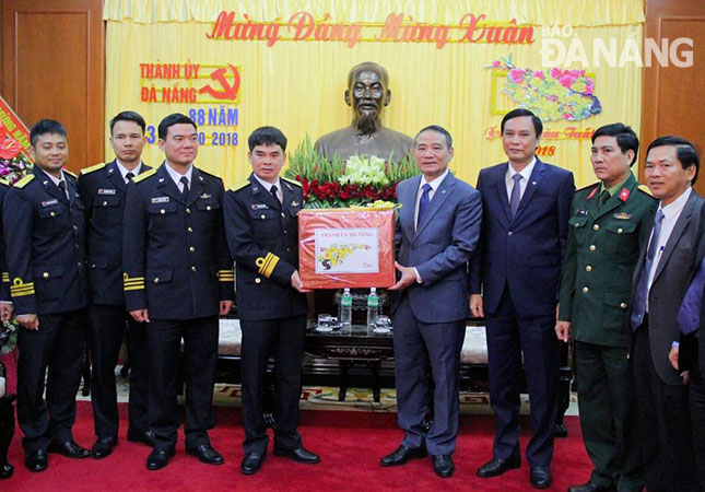 Bí thư Thành ủy Trương Quang Nghĩa (thứ  4, từ phải sang) tặng quà cán bộ, chiến sĩ Lữ đoàn Tàu ngầm 189 và Tàu ngầm 186 - Đà Nẵng. Ảnh: QUỐC KHẢI