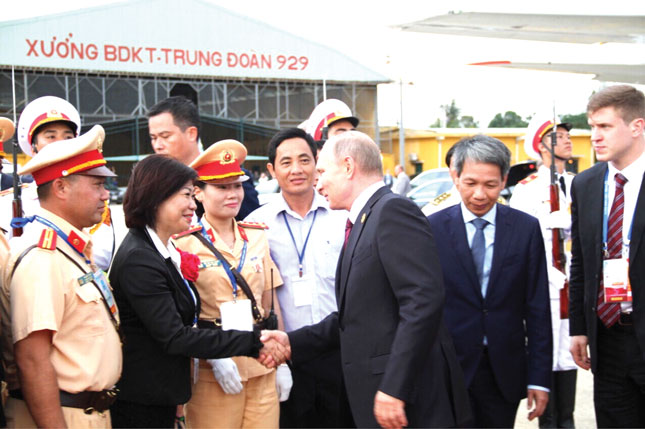 Tổng thống Nga Vladimir Putin bắt tay Đại sứ Hồ Đắc Minh Nguyệt sau khi kết thúc chuyến công tác ở Tuần lễ Cấp cao APEC 2017 tại Đà Nẵng.