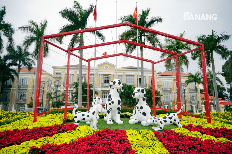 Công ty Công viên cây xanh Đà Nẵng đang triển khai việc xây dựng và lắp ráp các mô hình trang trí tại khu vực vỉa hè phía đông đối diện trụ sở HĐND thành phố. 