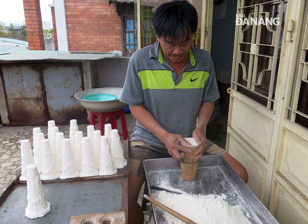  Bánh in là một trong những món bánh truyền thống của Việt Nam, thường được dùng trong việc thờ cúng dịp Tết. Bánh in truyền thống được làm từ 3 nguyên liệu là bột năng, bột nếp, đường. Đường làm bánh in là đường trắng tinh luyện đã được hầm theo một công thức nhất định của người làm bánh sau đó sẽ được trộn với bột nếp và bột năng sao cho nó có độ kết dính giữa các nguyên liệu rồi được ép, đúc thành khuôn đã tạo sẵn. 