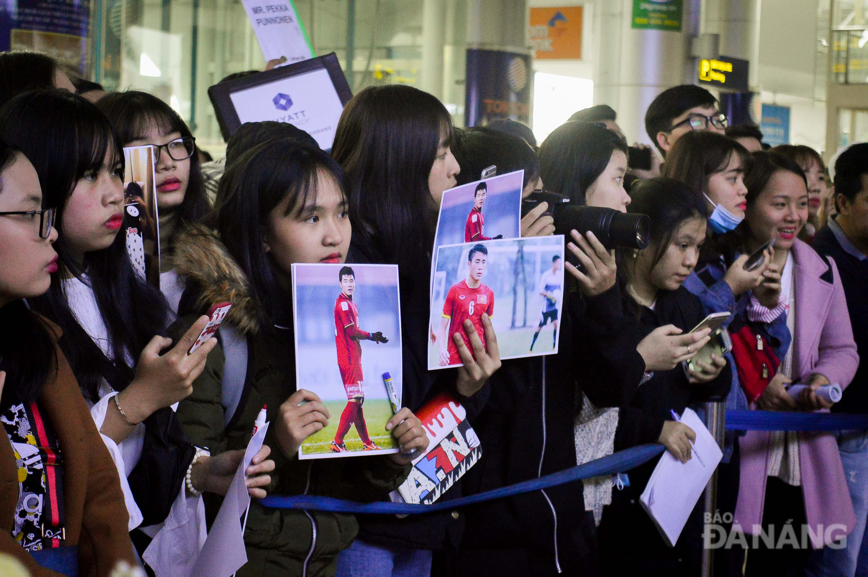 A large number of fans welcoming the 3 SHB Da Nang players