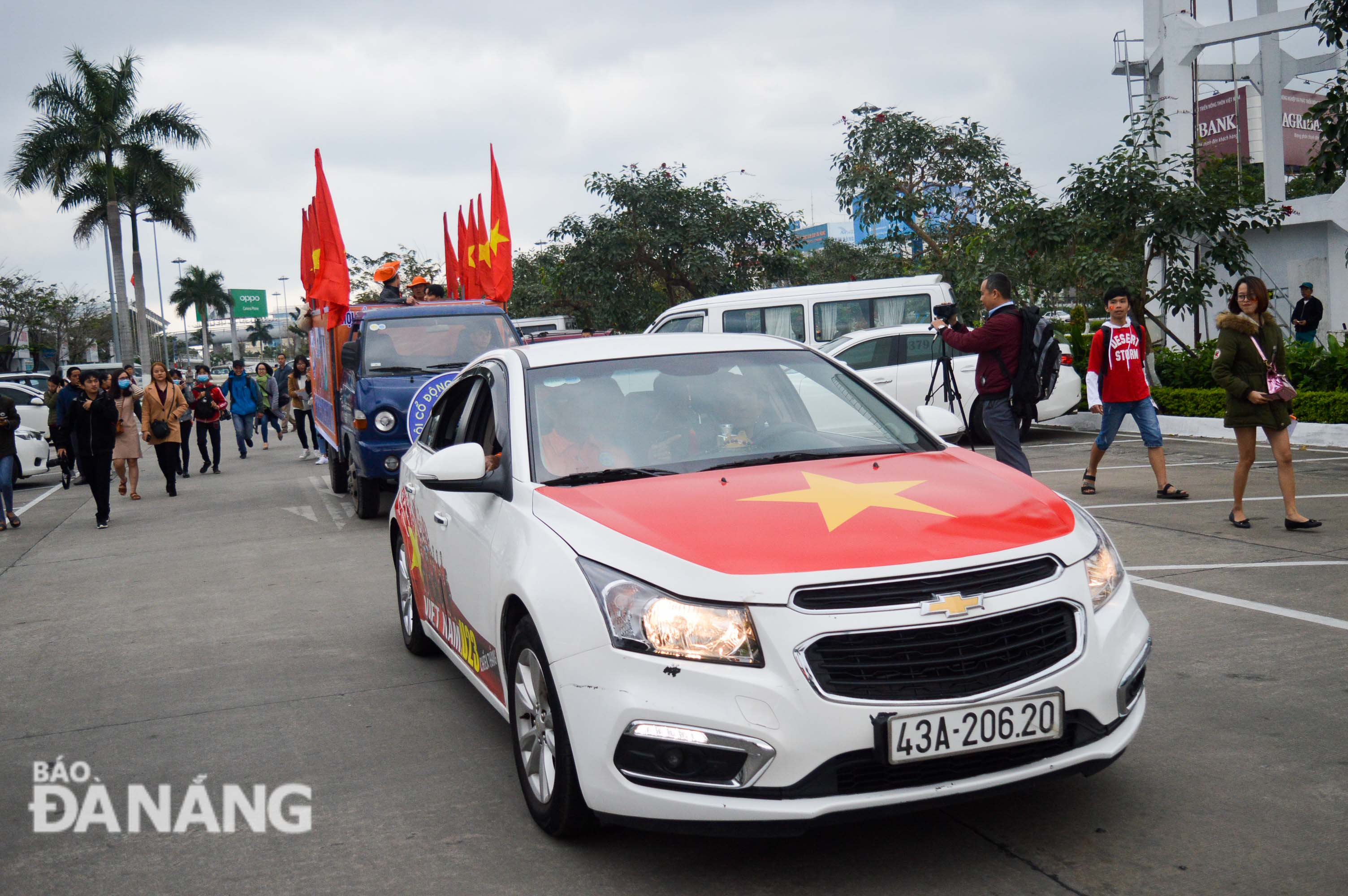 Vehicles carrying the 3 honourees ready for a street parade